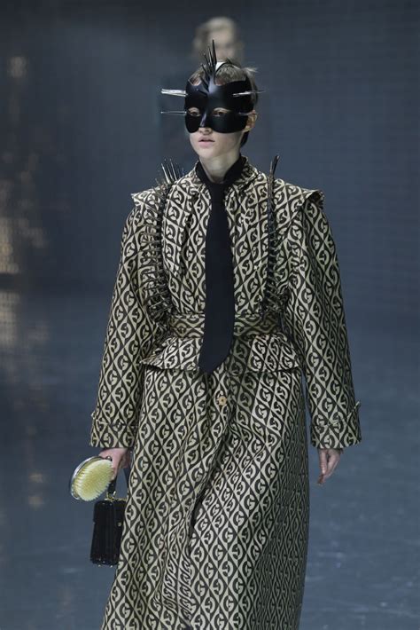 La sfilata di Gucci alla Milano Fashion Week il trench tra i pezzi .